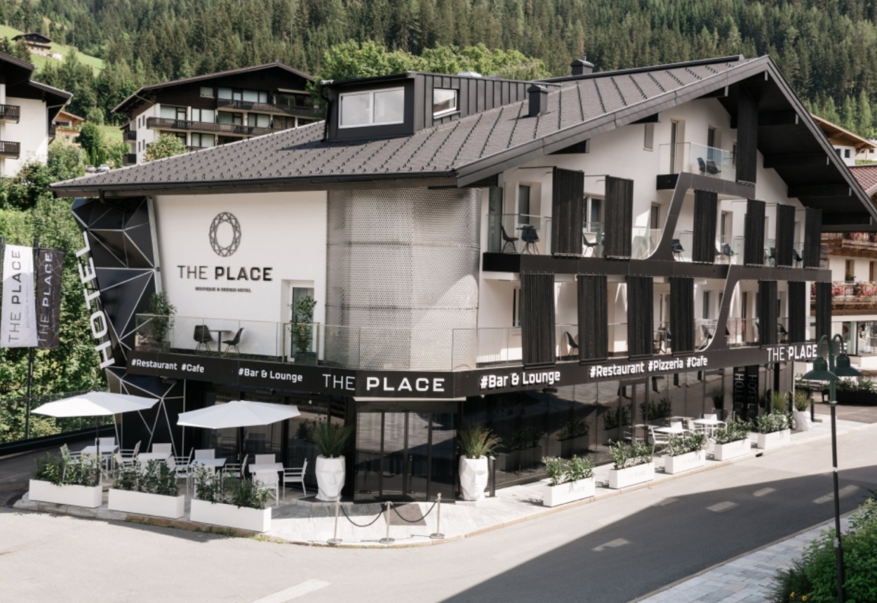 Fahrradfahrer The Place Boutique & Design Hotel in Flachau